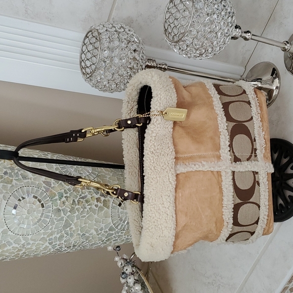 Coach Handbags - 🥳🎈HOST PICK!🎈🥳  👜 COACH Signature Fur-Trimmed Handbag 👜